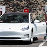Tesla là hãng xe giỏi 'cướp và giữ chân' khách hàng nhất