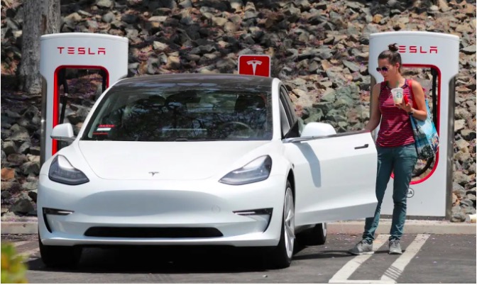 Tesla là hãng xe giỏi 'cướp và giữ chân' khách hàng nhất