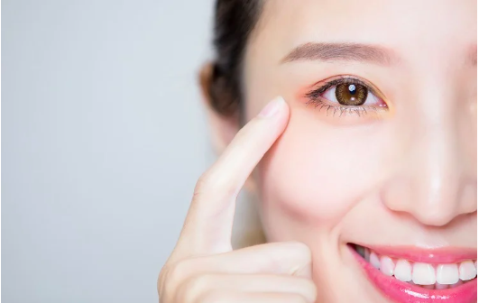 7 tips xóa mờ nếp nhăn quanh mắt giúp làn da được là phẳng một cách tự nhiên
